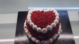 Valentine Day: "डे ऑफ लव" के लिए तैयार स्वर्णनगरी, प्रेमी हॉर्ट सेप केक करवा रहे हैं प्री बुकिंग