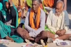 2 महीने से राशन नहीं मिलने पर पत्तल लेकर धरने में बैठे ग्रामीण 2 महीने से राशन नहीं मिलने पर पत्तल लेकर धरने में बैठे ग्रामीण