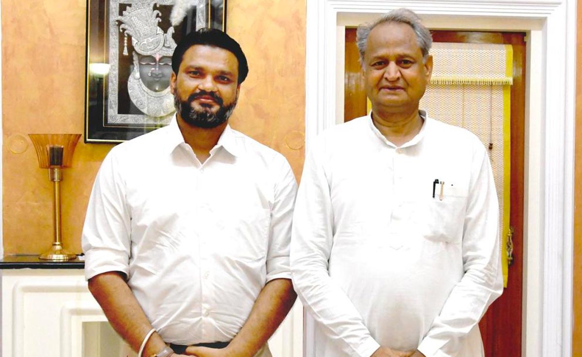 लोकसभा चुनाव से पहले गहलोत के OSD रहे लोकेश शर्मा का कांग्रेस पर फिर बड़ा हमला, भाजपा के दावे को भी बताया खोखला लोकसभा चुनाव से पहले गहलोत के OSD रहे लोकेश शर्मा का कांग्रेस पर फिर बड़ा हमला, भाजपा के दावे को भी बताया खोखला