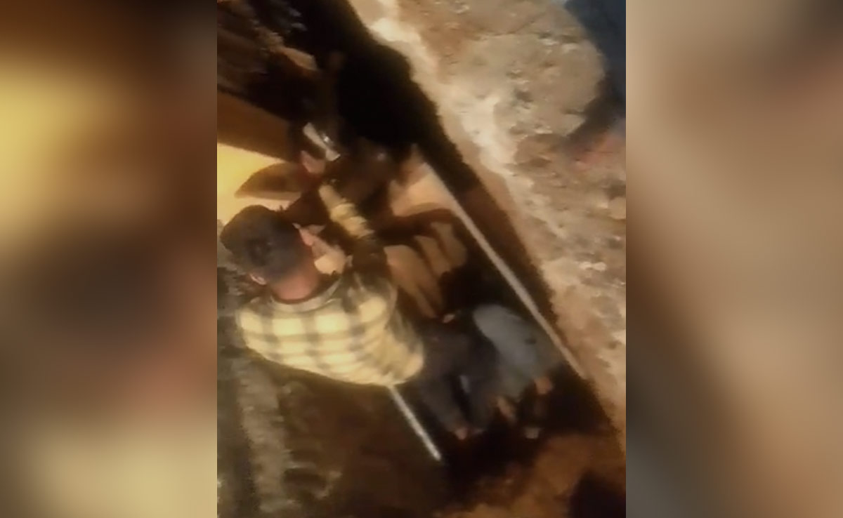 चित्रकूट: 20 फीट गहरे गड्ढे में गिरा राहगीर, बेहोशी की हालत में जेसीबी से निकाला गया बाहर