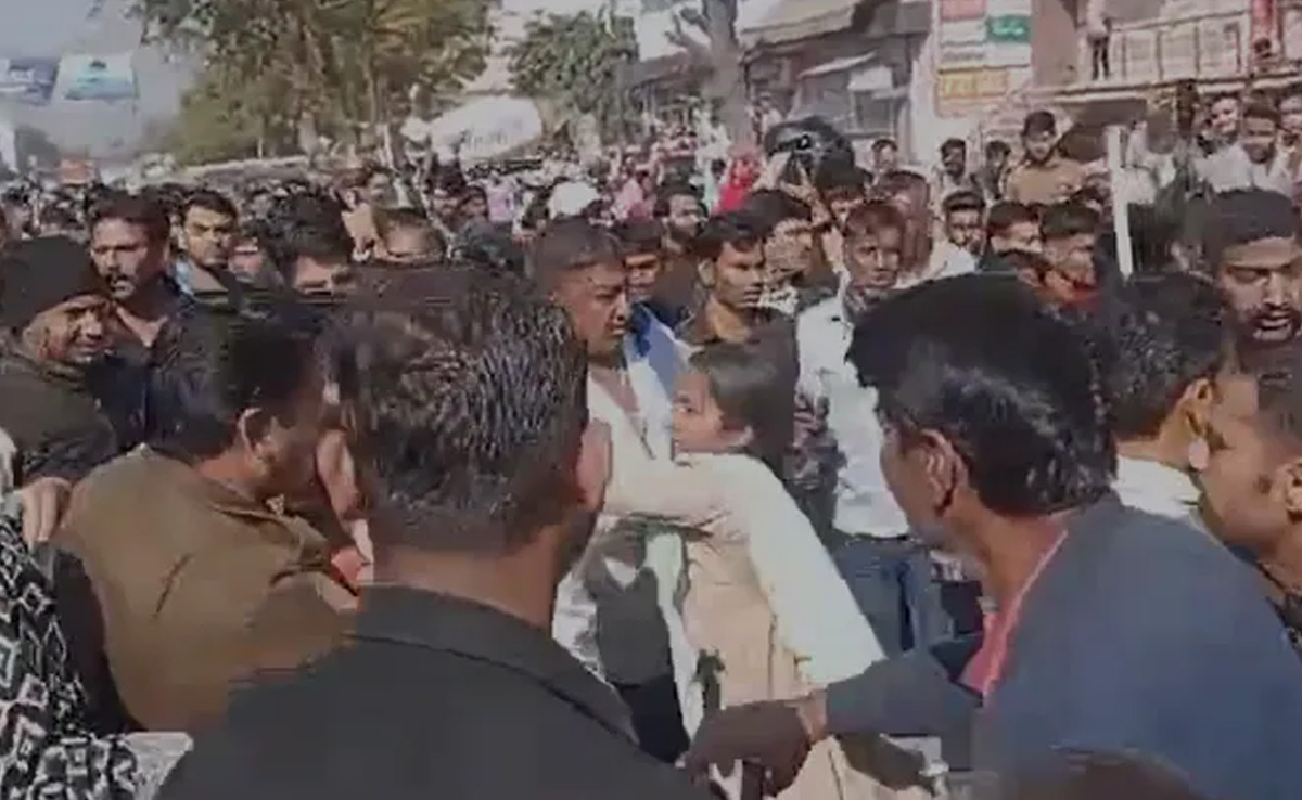 VIDEO: बैंक कैशियर पर गोलियां दाग रहे थे बदमाश, महिला कांस्टेबल ने बहादुरी से दबोचा