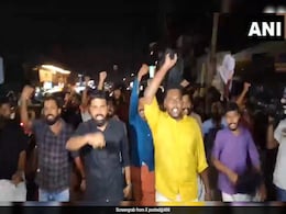 Kerala Student Activists Show Black Flags To Governor, Detained After Clash With Cops Kerala Student Activists Show Black Flags To Governor, Detained After Clash With Cops