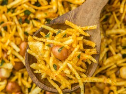 This Easy Chivda Aloo Lachha Namkeen Recipe Will Make Your Evening Chai Unforgettable