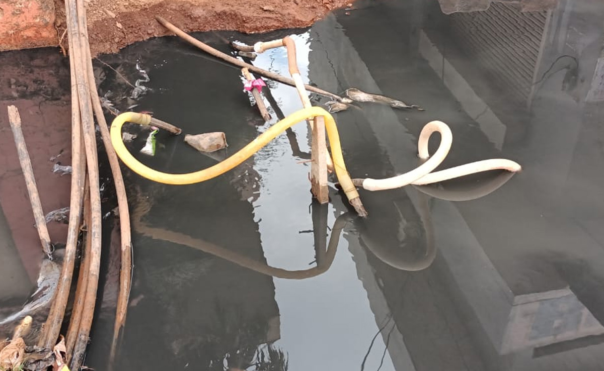 6 महीने से नाली का पानी पीने को मजबूर शिवपुरी के लोग... सड़क का ऐसा हाल, जीना हुआ मुहाल