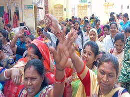 Dhamtari: अस्पताल के रिनोवेशन कार्य को फिर से शुरू करने के लिए हुआ प्रदर्शन, अधिकारियों पर लगे गंभीर आरोप Dhamtari: अस्पताल के रिनोवेशन कार्य को फिर से शुरू करने के लिए हुआ प्रदर्शन, अधिकारियों पर लगे गंभीर आरोप