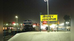 जोधपुर रेलवे स्टेशन पर प्रशासन की बड़ी कार्रवाई, अवैध यात्रा कर रहे यात्रियों के उड़े होश &nbsp;