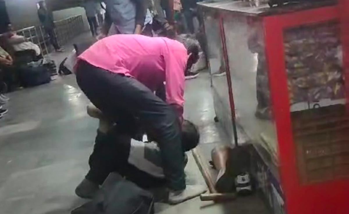Madhya Pradesh Viral Video: रेलवे के वेंडर ने दिव्यांग के साथ की मारपीट, वीडियो हुआ वायरल
