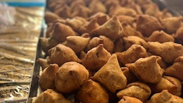 English Cricket Fans Delighted With Price Of Samosas In Ranchi, But Desis Think It's A "Scam"