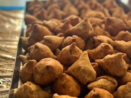 English Cricket Fans Delighted With Price Of Samosas In Ranchi, But Desis Think It's A "Scam"