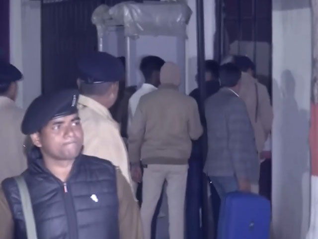 Bihar: RJD-Mahagathbandhan MLAs Move To Tejashwi Yadav's Residence Ahead Of Floor Test