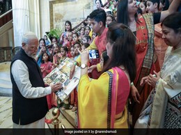 यूएई में भारतीय मूल के लोगों ने संगीत और नारों से किया प्रधानमंत्री मोदी का स्वागत यूएई में भारतीय मूल के लोगों ने संगीत और नारों से किया प्रधानमंत्री मोदी का स्वागत
