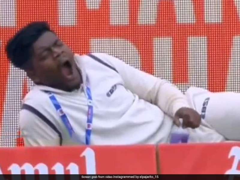 IND vs ENG 4th Test Day: मैच के बीच बाउंड्री पर जम्हाई ले रहा था बॉल बॉय, कमेंट्री कर रहे रवि शास्त्री ने ऐसी बात कही जो हो गई वायरल