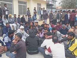 Sikar Road Accident: मंदिर जा रही महिला को अज्ञात वाहन ने मारी टक्कर, मौके पर मौत, ड्राइवर की गिरफ्तारी के लिए धरने पर बैठा परिवार Sikar Road Accident: मंदिर जा रही महिला को अज्ञात वाहन ने मारी टक्कर, मौके पर मौत, ड्राइवर की गिरफ्तारी के लिए धरने पर बैठा परिवार