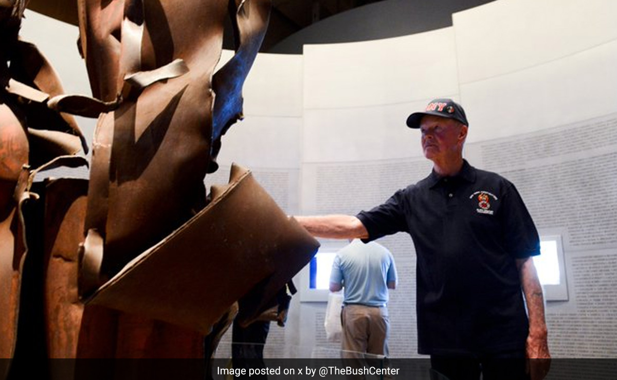 9/11 के फायरमैन बॉब बेकविथ का 91 की उम्र में हुआ निधन, ग्राउंड जीरो पर राष्ट्रपति बुश के साथ आए थे नजर