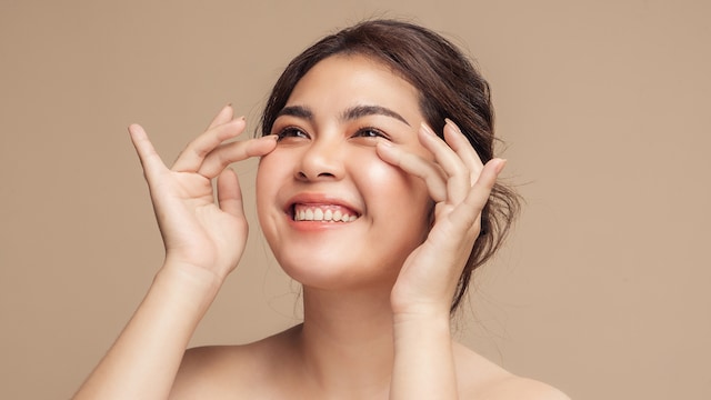 The starch in rice water forms a protective barrier on the skin, which can help to reduce inflammation