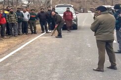"Kaun Hai Tumhara Bowler?": Sachin Tendulkar Plays Cricket With Locals In Gulmarg. Watch "Kaun Hai Tumhara Bowler?": Sachin Tendulkar Plays Cricket With Locals In Gulmarg. Watch