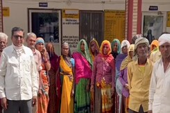 डूंगरपुर के इस गांव में मनरेगा मजदूरों को नहीं मिल रहा काम, पंचायत समिति पर किया प्रदर्शन डूंगरपुर के इस गांव में मनरेगा मजदूरों को नहीं मिल रहा काम, पंचायत समिति पर किया प्रदर्शन