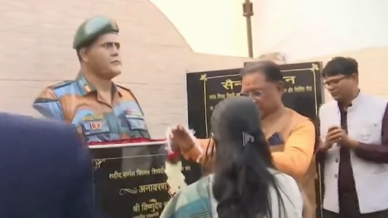 सीएम विष्णुदेव साय ने किया शहीद कर्नल विप्लव त्रिपाठी की प्रतिमा का अनावरण
