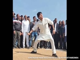 VIDEO : केंद्रीय उड्डयन मंत्री ज्योतिरादित्य सिंधिया ने खेला पारंपरिक भारतीय खेल 'गिल्ली डंडा' VIDEO : केंद्रीय उड्डयन मंत्री ज्योतिरादित्य सिंधिया ने खेला पारंपरिक भारतीय खेल 'गिल्ली डंडा'