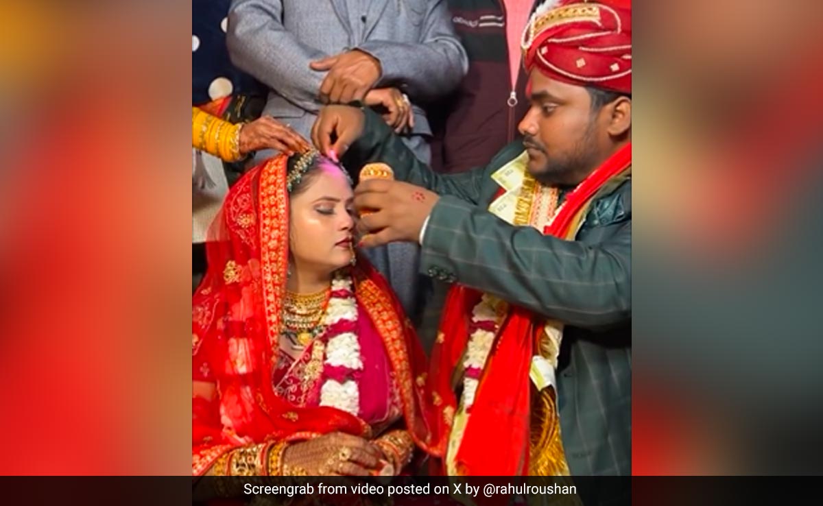 रील बनाने के लिए दुल्हन की मांग भरते हुए दूल्हे ने किया फिल्मी काम, Video देख हंसते-हंसते पेट में हो जाएगा दर्द