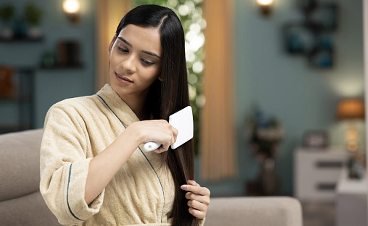 क्या आप जानती हैं रात के समय कंघी करके सोने के फायदे, बालों की कायापलट कर देती है यह आदत