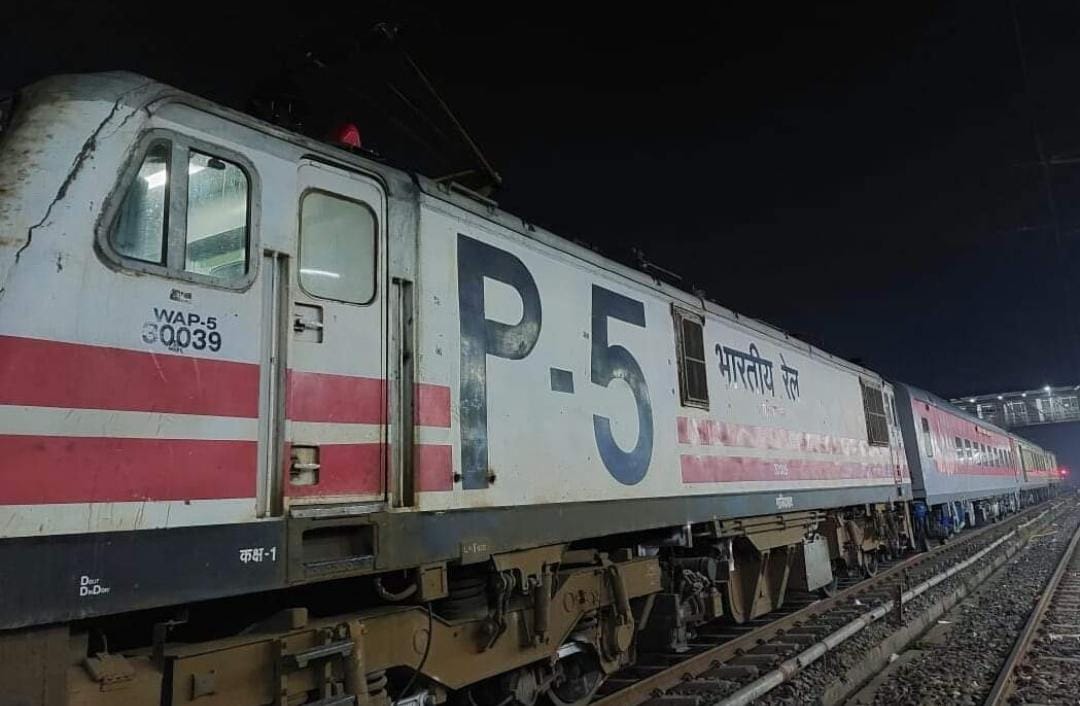Rajasthan: हाई टेंशन बिजली के तार टूटकर ट्रेन पर गिरे, 4 घंटे तक ठप रहा ...