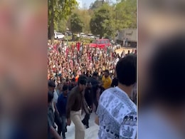 दुलकर सलमान को हैदराबाद में देख टूट पड़े फैन्स, एक्टर ने यूं दिया रिएक्शन, देखें VIDEO दुलकर सलमान को हैदराबाद में देख टूट पड़े फैन्स, एक्टर ने यूं दिया रिएक्शन, देखें VIDEO