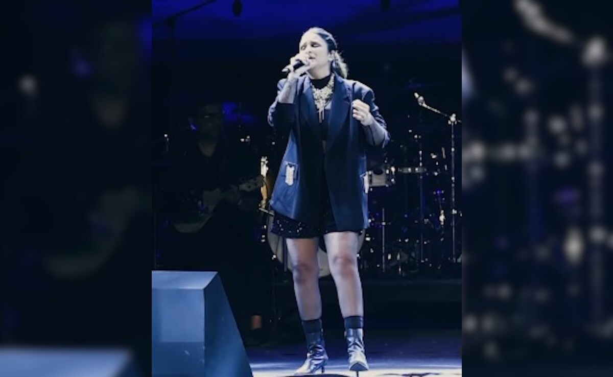 Watch: Parineeti Chopra Sang Her "Nana's Favourite Song" During Her Debut Live Performance At Mumbai Festival