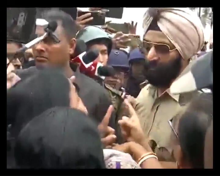 बंगाल: भीड़ ने सिख IPS अफसर को बताया 'खालिस्तानी', VIDEO शेयर कर BJP पर भड़कीं CM ममता बनर्जी बंगाल: भीड़ ने सिख IPS अफसर को बताया 'खालिस्तानी', VIDEO शेयर कर BJP पर भड़कीं CM ममता बनर्जी