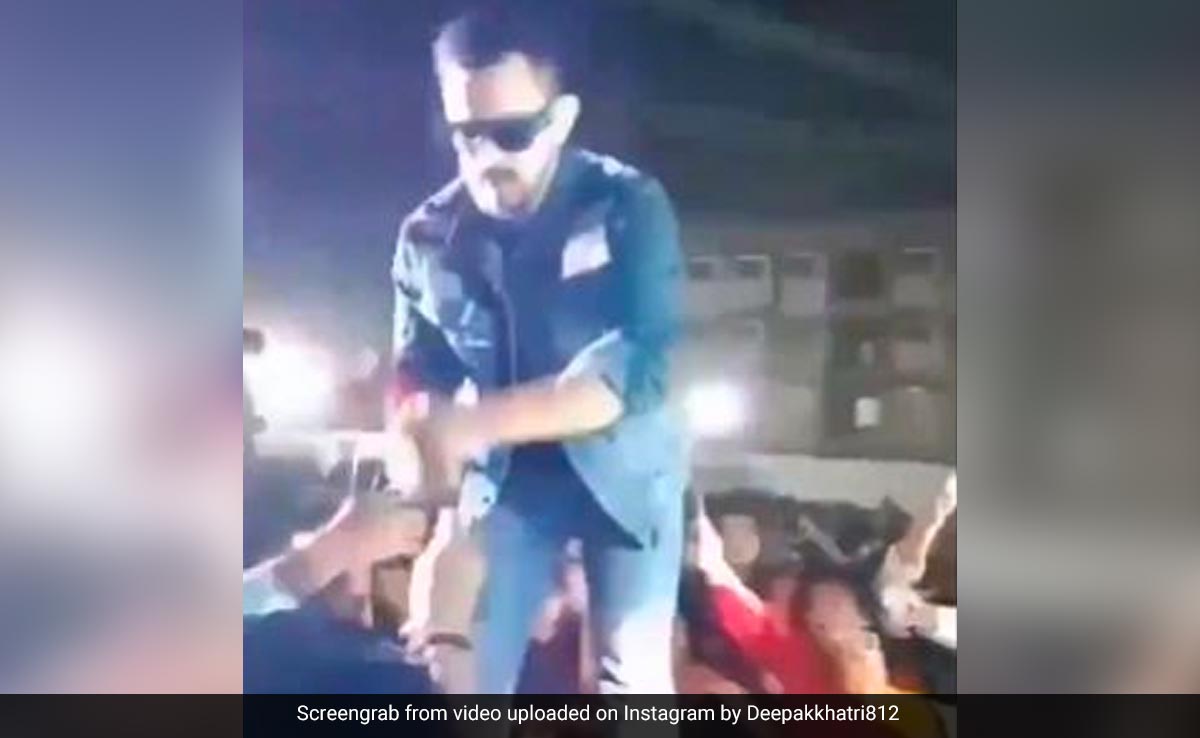 Singer Aditya Narayan Slammed After Viral Video Shows Him Throwing Away Fan's Phone At Concert
