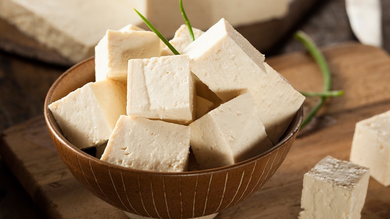 Tofu Vs Paneer: टोफू और पनीर में सेहत के लिए क्या है बेहतर? एक्सपर्ट से जानें सब कुछ