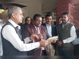 गुस्से में जमीन पर बैठकर कुलपति ने दिया इस्तीफा, फिर क्यों लेना पड़ा वापस, जानें पूरा मामला