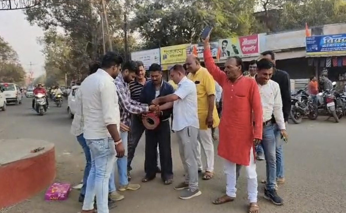 मध्य प्रदेश में कांग्रेसियों ने अपना ली है अनोखी परंपरा, किसी के पार्टी छोड़ने पर मना रहे हैं जश्न