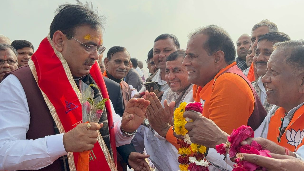 सीएम भजनलाल के ऊपर बुलडोजर पर चढ़कर लोगों ने बरसाए फूल