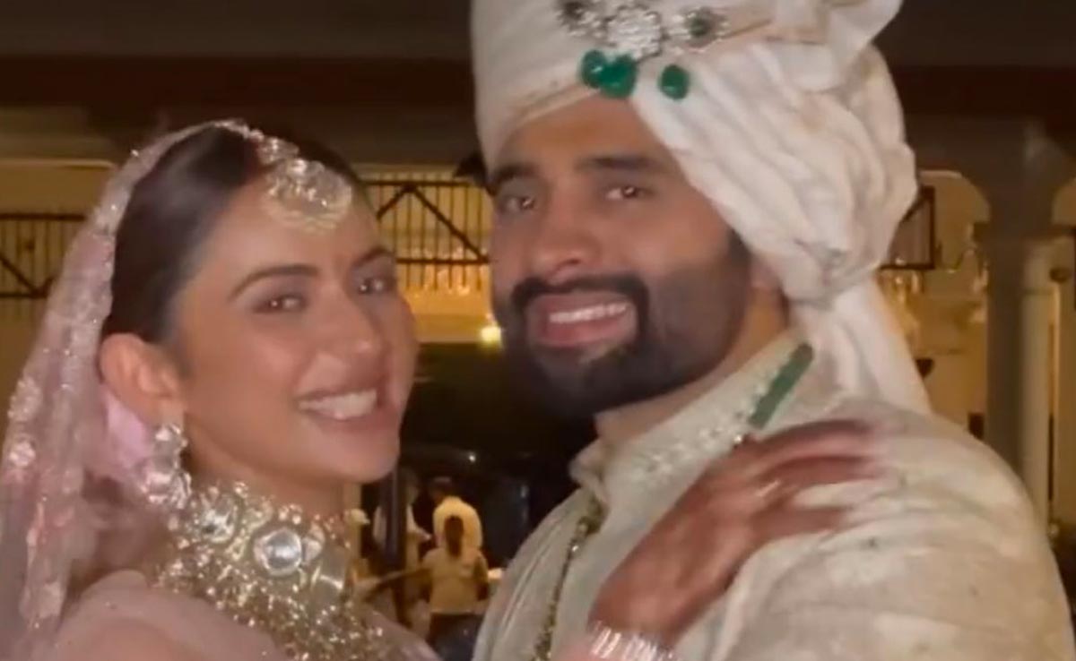 शादी के बाद पहली बार मीडिया के सामने आया कपल, रकुल ने प्यार से यूं खींचे जैकी के गाल