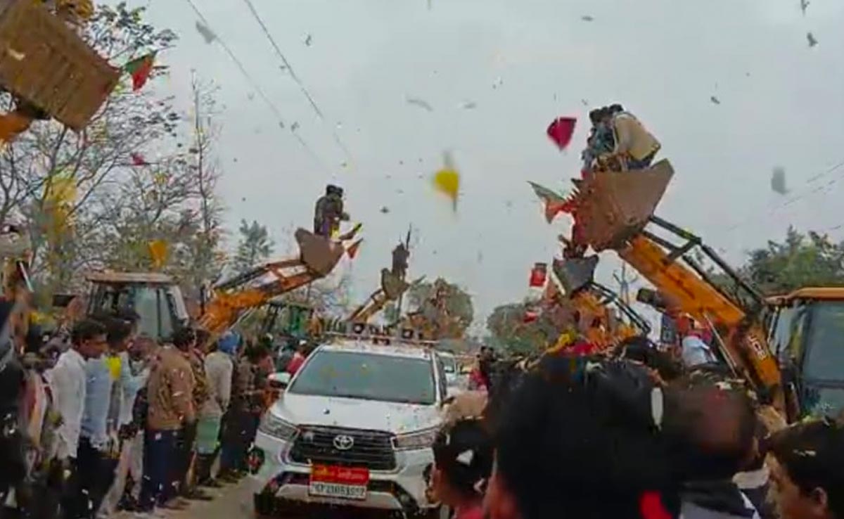 Shivpuri news: शाही अंदाज में किया गया सिंधिया का स्वागत, भाजपा कार्यकर्ताओं ने जेसीबी से ऐसे की पुष्प वर्षा