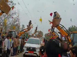 Shivpuri news: शाही अंदाज में किया गया सिंधिया का स्वागत, भाजपा कार्यकर्ताओं ने जेसीबी से ऐसे की पुष्प वर्षा Shivpuri news: शाही अंदाज में किया गया सिंधिया का स्वागत, भाजपा कार्यकर्ताओं ने जेसीबी से ऐसे की पुष्प वर्षा