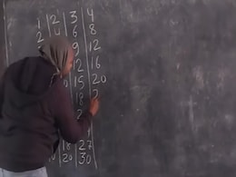 बच्चों को पहाड़ा सिखाने का ये अनोखा तरीका हो रहा वायरल, लोग बोले- मास्टर जी आप जीनियस हैं बच्चों को पहाड़ा सिखाने का ये अनोखा तरीका हो रहा वायरल, लोग बोले- मास्टर जी आप जीनियस हैं