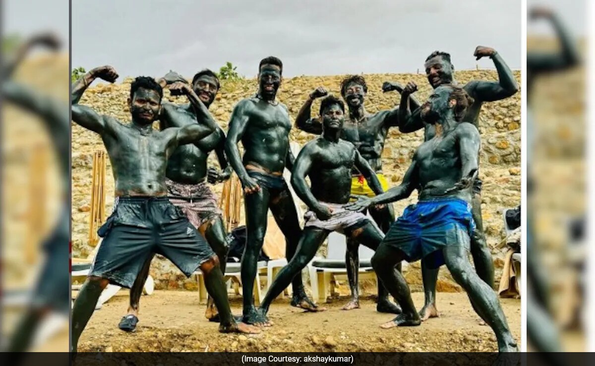 Akshay Kumar And Tiger Shroff Celebrated Schedule Wrap of <i>Bade Miyan Chote Miyan</i> Like This