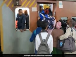 भीड़ से खचाखच भरी ट्रेन में टॉयलेट के अंदर यात्रा करते दिखे लोग, वायरल Video पर रेलवे ने दी ये प्रतिक्रिया भीड़ से खचाखच भरी ट्रेन में टॉयलेट के अंदर यात्रा करते दिखे लोग, वायरल Video पर रेलवे ने दी ये प्रतिक्रिया