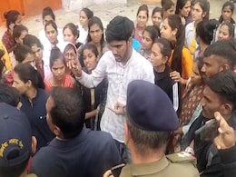 MP Nursing Scam: कहीं के नहीं रहे फर्जी नर्सिंग कॉलेजों के छात्र, लाखों रुपए की फीस भरने के बाद भी आए सड़क पर MP Nursing Scam: कहीं के नहीं रहे फर्जी नर्सिंग कॉलेजों के छात्र, लाखों रुपए की फीस भरने के बाद भी आए सड़क पर