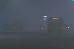 Delhi Wakes Up To Dense Fog Again, Flight And Train Ops Affected Delhi Wakes Up To Dense Fog Again, Flight And Train Ops Affected
