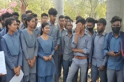 कांकेर में ITI के ये स्टूडेंट्स 9 सालों से बिना प्रैक्टिकल कैसे कर रहे हैं पढ़ाई? कांकेर में ITI के ये स्टूडेंट्स 9 सालों से बिना प्रैक्टिकल कैसे कर रहे हैं पढ़ाई?