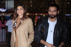 Shahid Kapoor Saves Kriti Sanon From An Airport Mishap Shahid Kapoor Saves Kriti Sanon From An Airport Mishap