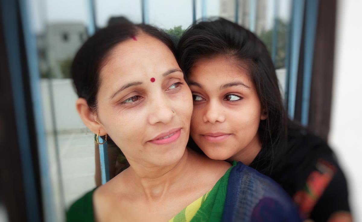 बच्चे की पढ़ाई में लगी रहती हैं 24 घंटे, अपने करियर को भी गई हैं भूल तो ना बने हेलीकॉप्टर पेरेंट, एक्सपर्ट से जानें क्यों है ये दोनों के लिए खतरनाक