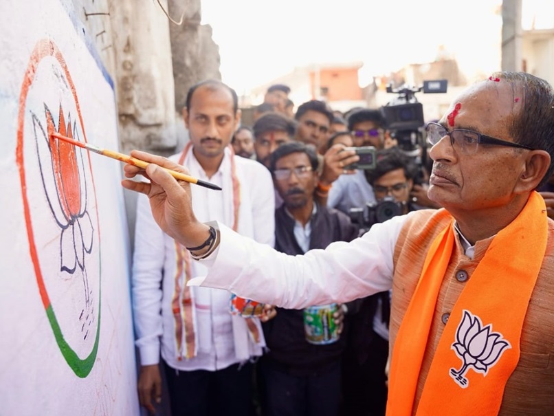शिवराज सिंह का घर-घर संपर्क, चौपाल पर चर्चा, कहा-PM मोदी के 400+के लक्ष्य को पूरा करेगा गांव चलो अभियान