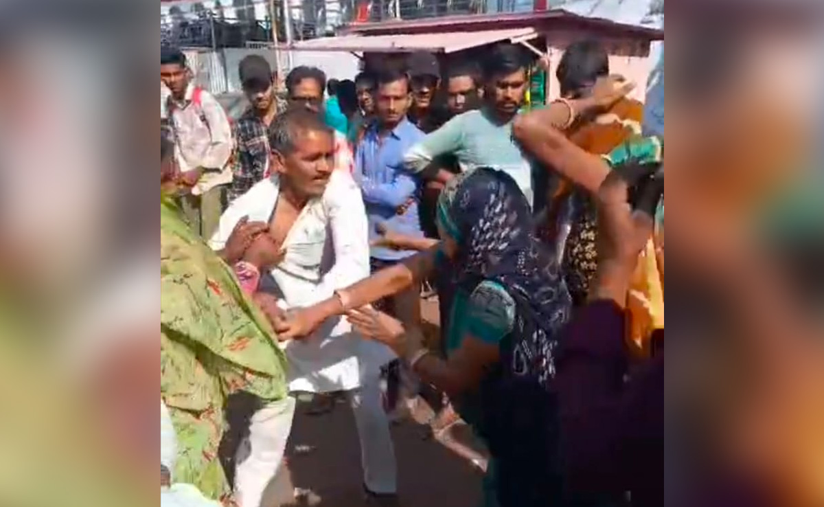 महिलाओं ने नगर पालिका ऑफिस के बाहर कर दी पार्षद की पिटाई, लगाए अवैध पैसा वसूली के आरोप