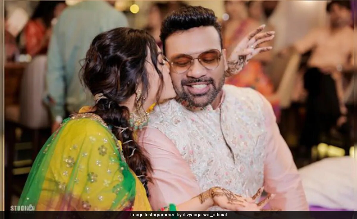 <I>Bigg Boss OTT 1</i> Winner Divya Agarwal Shares Pics From <i>Mehendi</i> Ceremony