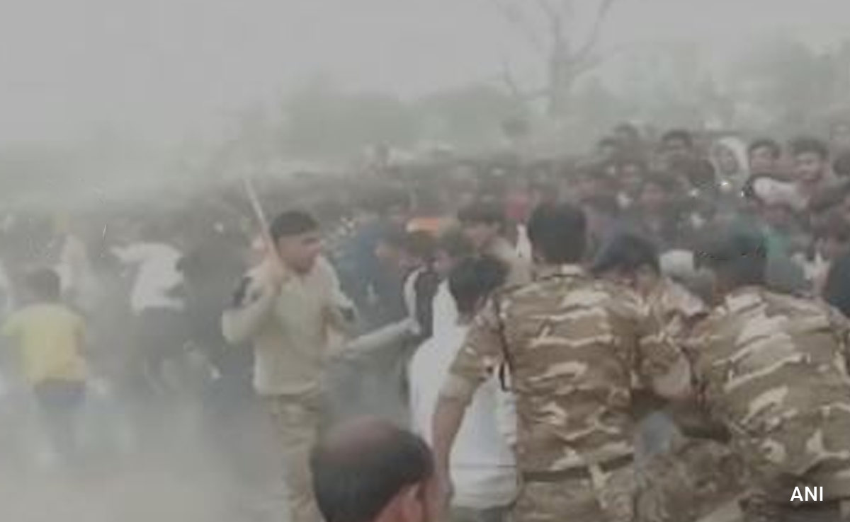 <i>Bade Miyan Chote Miyan</i>: At Akshay Kumar-Tiger Shroff's Lucknow Event, Crowd Throws Stones And Slippers