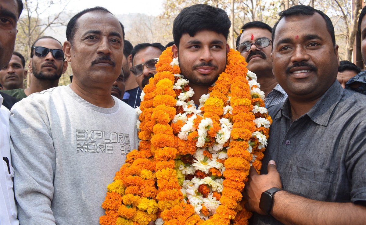 भव्य स्वागत और नम आंखें... अंडर-19 विश्व कप खेलकर पहली बार अपने गांव पहुंचे खिलाड़ी सौम्य पांडे